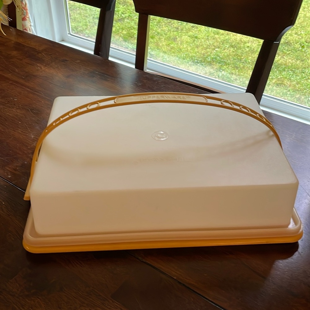Vintage Tupperware cake/ food storage container
